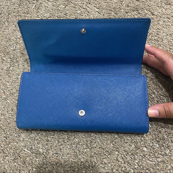 Michael Kors Carryall Leather Wallet - Picture 2 of 9